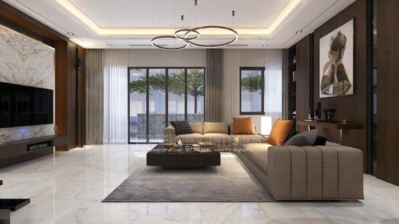 Thiết kế nội thất phòng khách biệt thự cao cấp với gam màu nâu chủ đạo từ gỗ ốp tường, kệ trang trí, bàn trang trí.